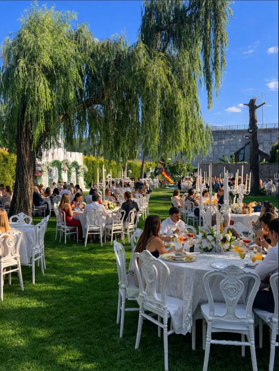 Lucas Cafe bahçesinde davet yemeği